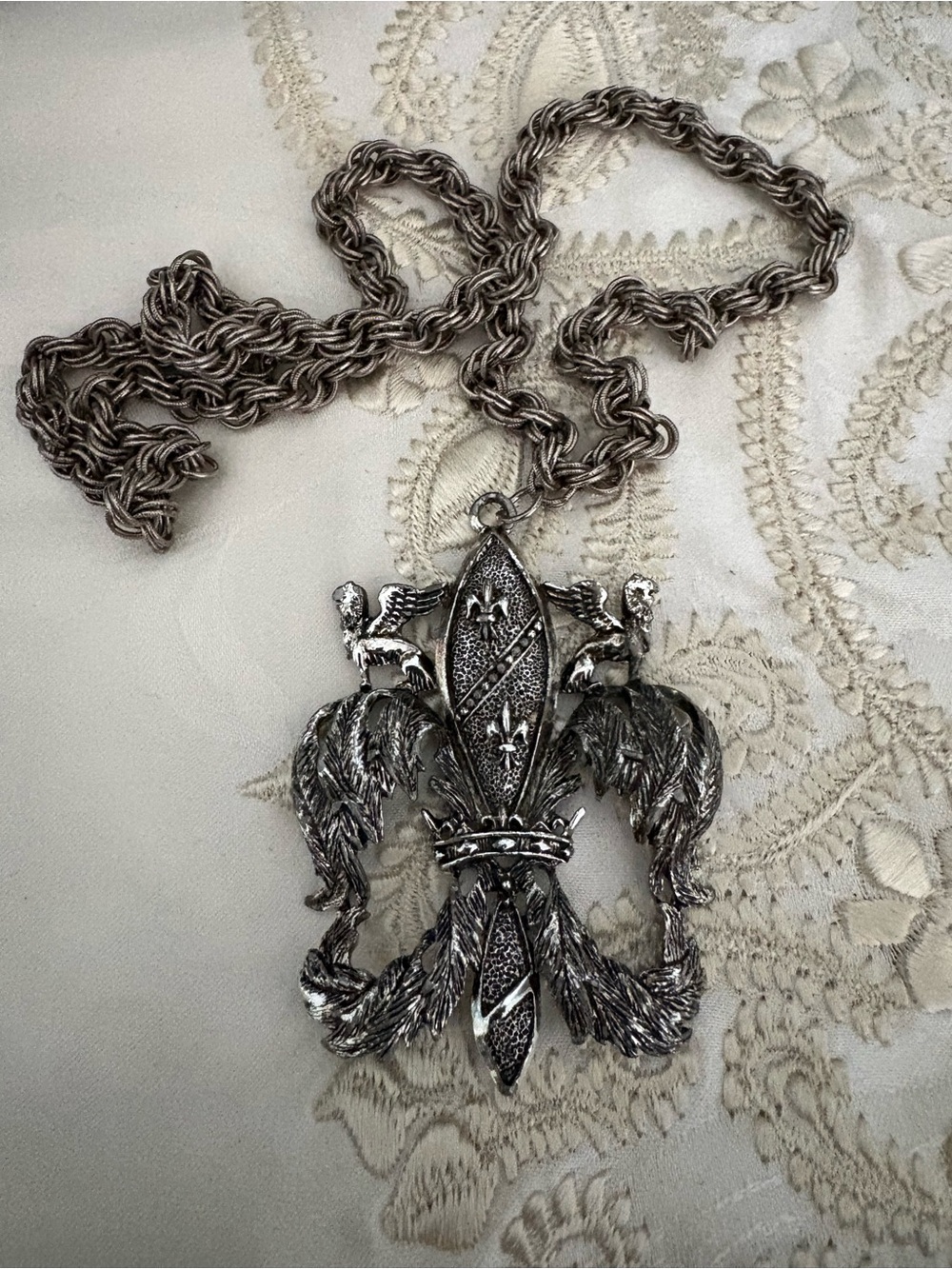 Ornate Fleur-de-Lis Silver Pendant Necklace for Women